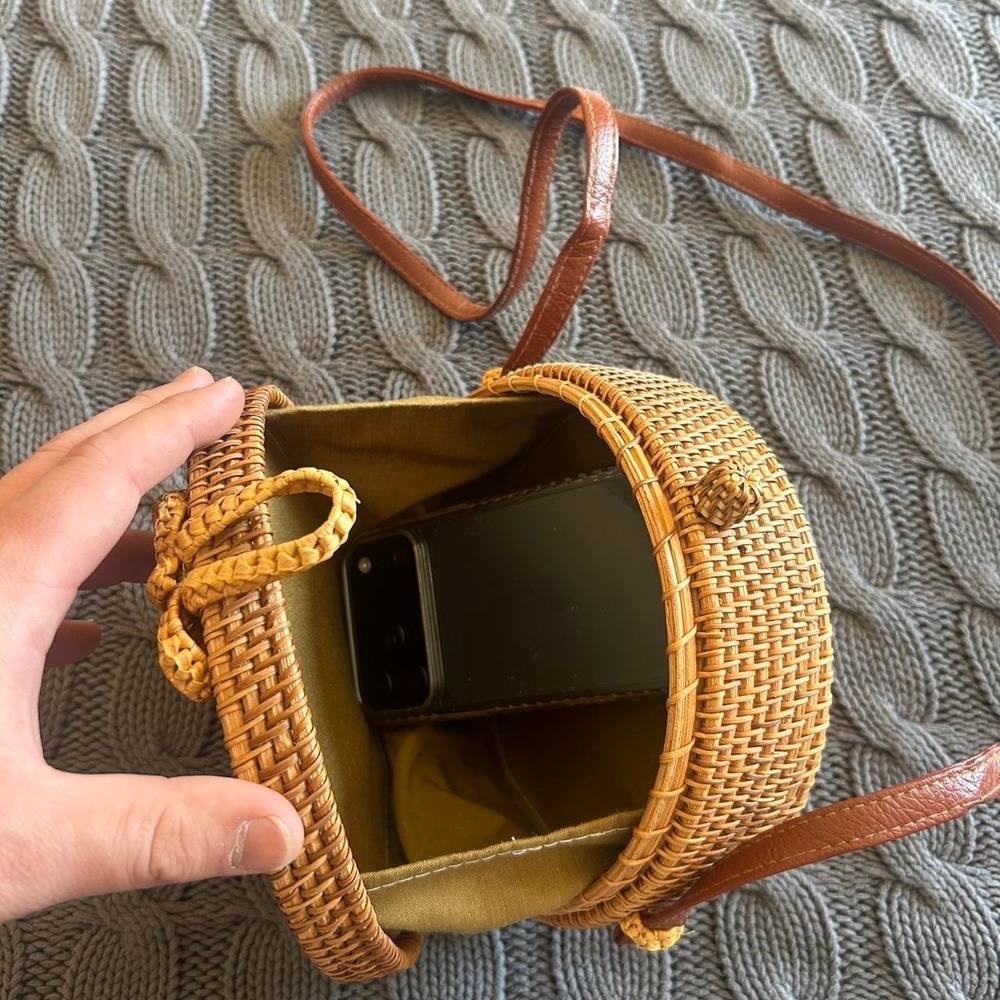 Vintage round rattan crossbody bag 🌞🧺 - Picture 4 of 5